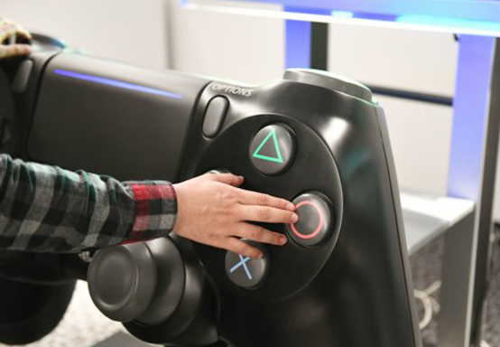 厂商制作巨型PS4手柄